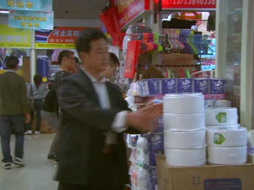 相爱十年小伙来批发市场推产品,怎料被老板嫌弃,小伙失望离开